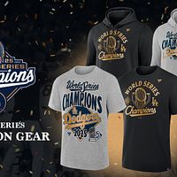 ファナティクス・ジャパンは、ロサンゼルス・ドジャースのワールドシリーズ2連覇を記念した優勝グッズを発売し、販売開始からわずか24時間でTシャツやフーディーの販売枚数が計2万5000枚を突破したと発表した。(写真/™/© 2025 MLB提供) ファナティクス・ジャパンは、ロサンゼルス・ドジャースのワールドシリーズ2連覇を記念した優勝グッズを発売し、販売開始からわずか24時間でTシャツやフーディーの販売枚数が計2万5000枚を突破したと発表した。(写真/™/© 2025 MLB提供)