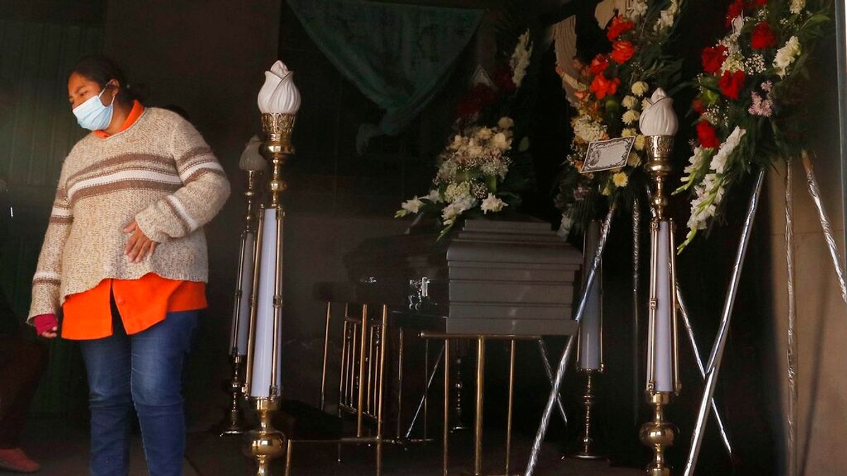 秘魯廣播電台記者維爾嘉(Javier Vilca)感染新冠肺炎,跳樓自殺,妻子諾艾米(Nohemi)哀慟不已(AP) 秘魯廣播電台記者維爾嘉(Javier Vilca)感染新冠肺炎,跳樓自殺,妻子諾艾米(Nohemi)哀慟不已(AP)