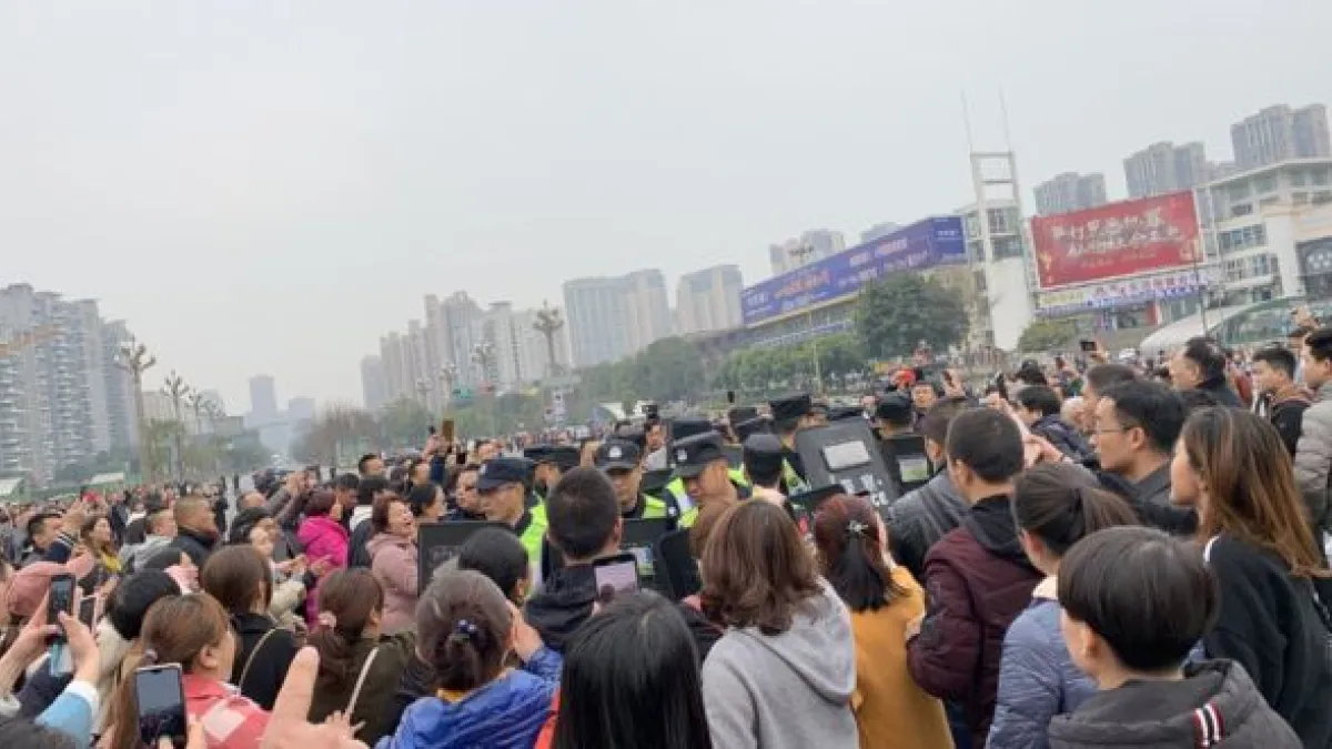 家長們在學校門口維權。(BBC中文網)