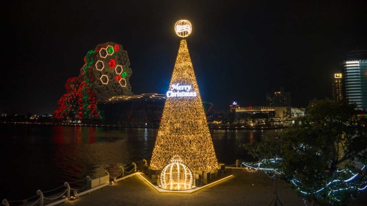 高雄流行音樂中心《高流聖誕趴 KMC XMAS》17公尺高的聖誕樹「金勾 TREE」正式亮相。(圖/高流提供) 高雄流行音樂中心《高流聖誕趴 KMC XMAS》17公尺高的聖誕樹「金勾 TREE」正式亮相。(圖/高流提供)