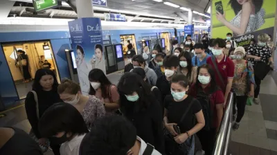武漢肺炎疫情升高,勢必影響全球供應鏈,而全球各國紛紛禁止中國旅客入境,也可能重創本國經濟。(AP)