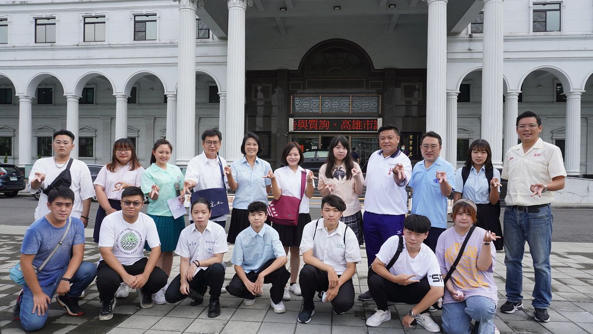 七位邁盟市議員參選人與眾多青年齊聚高雄市議會,表達支持年底18歲公民權修憲複決的立場。(圖/邁盟提供) 七位邁盟市議員參選人與眾多青年齊聚高雄市議會,表達支持年底18歲公民權修憲複決的立場。(圖/邁盟提供)