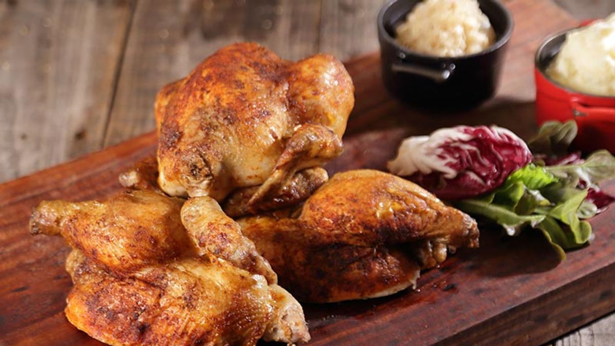 經典美食「啤酒節烘烤春雞」選用台灣本地小春雞,洗淨後以多款香料醃製2至3小時,並塞入豐富香料於腹中,以190度烘烤一小時而成,外皮香酥、肉質鮮嫩,與甜美的肉汁完美交織,造就讓人欲罷不能的好滋味。。(圖/晶華酒店) 經典美食「啤酒節烘烤春雞」選用台灣本地小春雞,洗淨後以多款香料醃製2至3小時,並塞入豐富香料於腹中,以190度烘烤一小時而成,外皮香酥、肉質鮮嫩,與甜美的肉汁完美交織,造就讓人欲罷不能的好滋味。。(圖/晶華酒店)