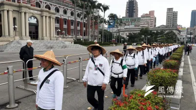 人民作主教育基金會「落實民主、補正公投法」進坐凱達格蘭大道行動下午登場,隊伍在警察陪同下,繞行總統府。(蘇仲泓攝)