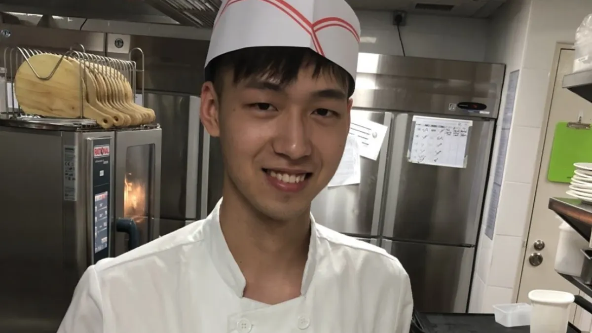 新加坡餐廳的主要客群都講英文!實習生洪邦銓笑說,現在自己英文溜到育達老師還以為他是道地新加坡人。(圖/育達科大提供)