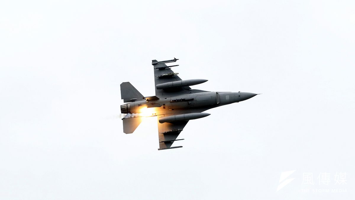 因軍方鳳翔、鳳展2項專案併行,空軍屆時將擁有超過200架的F-16V,成為全球罕見的F-16V大國,將成為抗衡共軍敵情威脅的最重要防線。(資料照,蘇仲泓攝) 因軍方鳳翔、鳳展2項專案併行,空軍屆時將擁有超過200架的F-16V,成為全球罕見的F-16V大國,將成為抗衡共軍敵情威脅的最重要防線。(資料照,蘇仲泓攝)