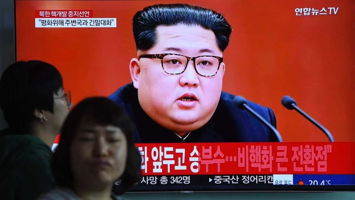 金正恩出現在電視螢幕。(BBC中文網)