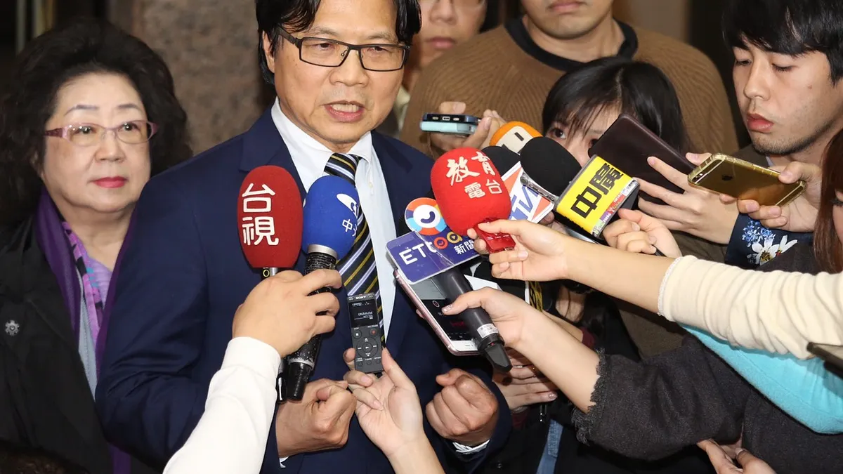 教育部長葉俊榮25日晚間受訪時表示,當初來到教育部,要處理的其中一件事就是台大校長案,「如果這個十字架要人扛,就我來扛吧」。(教育部提供) 教育部長葉俊榮25日晚間受訪時表示,當初來到教育部,要處理的其中一件事就是台大校長案,「如果這個十字架要人扛,就我來扛吧」。(教育部提供)