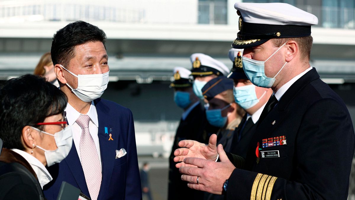 2021年11月5日, 日本防衛大臣岸信夫登上正本訪問的德國海軍巴伐利亞號護衛艦(AP) 2021年11月5日, 日本防衛大臣岸信夫登上正本訪問的德國海軍巴伐利亞號護衛艦(AP)