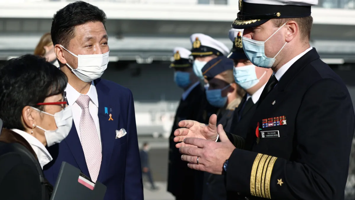 2021年11月5日, 日本防衛大臣岸信夫登上正本訪問的德國海軍巴伐利亞號護衛艦(AP)