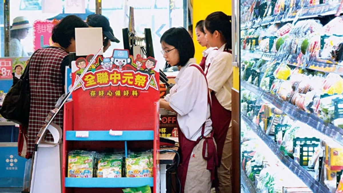 為迎接全年最重要的中元節檔期,全聯行銷火力全開,網路掀話題,先創造互動性,消費者進到賣場後再溝通折扣,線上線下O2O 合作,一舉衝高買氣。 (攝影者.廖怡欣)