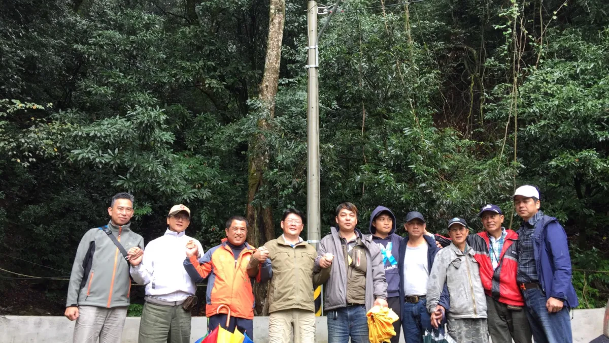 台中最遠的一盞路燈裝設完成,照亮長久以來黑暗的山路。(圖/台中市政府提供)