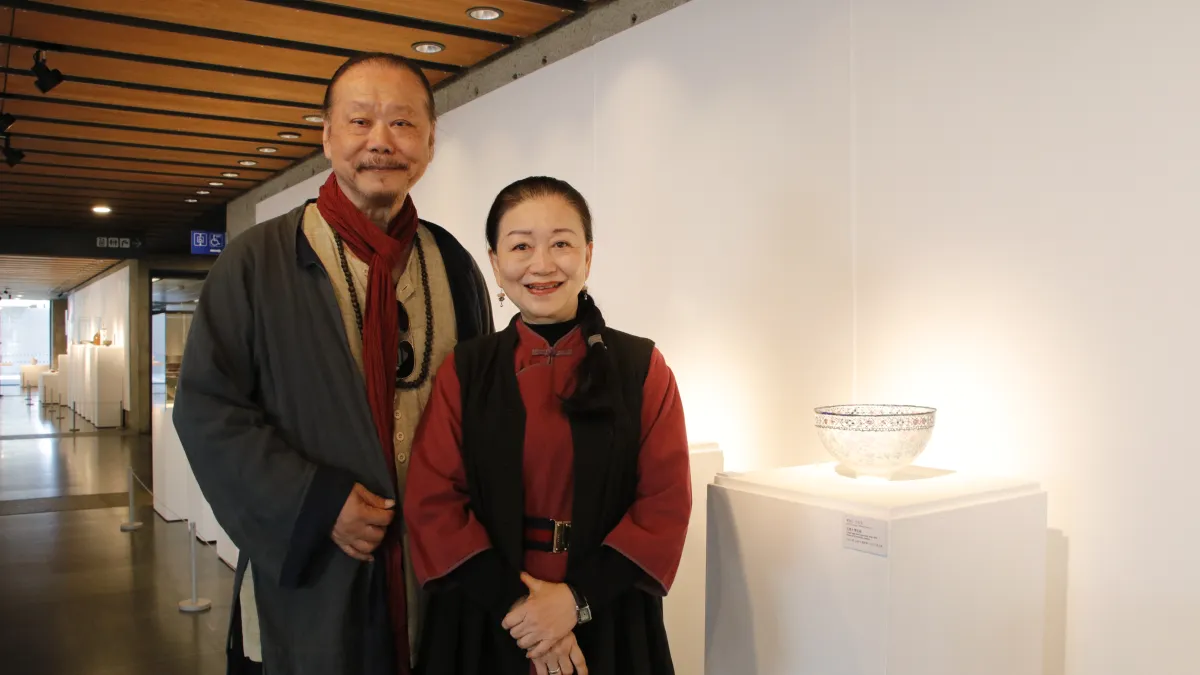 陶藝家李存仁、汪弘玉精雕華麗60組件作品,陶博館B1陶藝長廊展出。(圖/新北市立鶯歌陶瓷博物館)