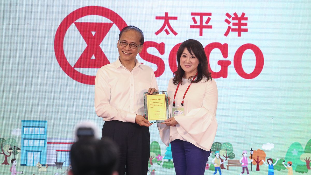 遠東集團入主太平洋SOGO百貨後,雙方為了商標爭執不斷,太平洋建設創辦人、太平洋商標所有權人章民強並向SOGO百貨以違反《商標法》提出刑事告訴,台北地檢署今天將SOGO百貨總公司董事長黃晴雯、分公司董事長汪郭鼎2人起訴。圖為遠東SOGO董事長黃晴雯(右)出席活動。(資料照,陳明仁攝) 遠東集團入主太平洋SOGO百貨後,雙方為了商標爭執不斷,太平洋建設創辦人、太平洋商標所有權人章民強並向SOGO百貨以違反《商標法》提出刑事告訴,台北地檢署今天將SOGO百貨總公司董事長黃晴雯、分公司董事長汪郭鼎2人起訴。圖為遠東SOGO董事長黃晴雯(右)出席活動。(資料照,陳明仁攝)