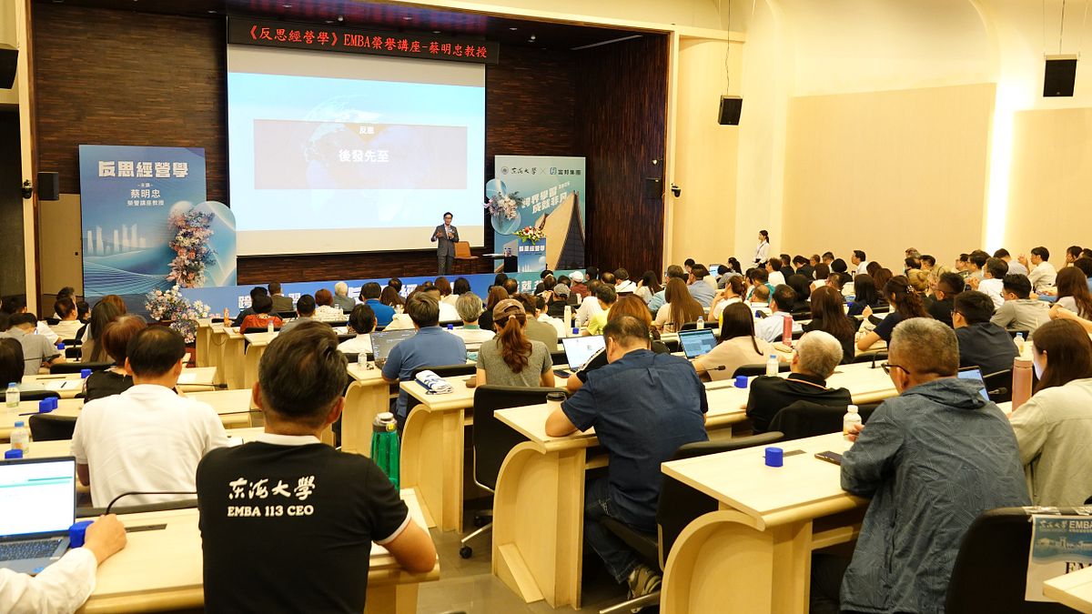 富邦集團董事長蔡明忠在東海大學授課,因為鼻竇炎帶著鼻音認真講課三小時,讓人看見不一樣的台灣首富,展現堅毅風範讓學生佩服。(圖/東海大學) 富邦集團董事長蔡明忠在東海大學授課,因為鼻竇炎帶著鼻音認真講課三小時,讓人看見不一樣的台灣首富,展現堅毅風範讓學生佩服。(圖/東海大學)