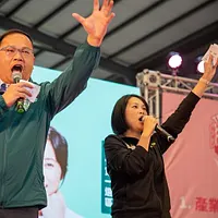 民進党は王義川救出に成功した。王義川(左)はまもなく国会議員となる(王義川フェイスブックより) 民進党は王義川救出に成功した。王義川(左)はまもなく国会議員となる(王義川フェイスブックより)