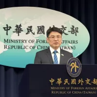 26日の定例記者会見で、ドイツ連邦議会議員の訪台に対する中国外交部の反発について見解を示す台湾外交部の蕭光偉報道官。(鍾秉哲撮影) 26日の定例記者会見で、ドイツ連邦議会議員の訪台に対する中国外交部の反発について見解を示す台湾外交部の蕭光偉報道官。(鍾秉哲撮影)