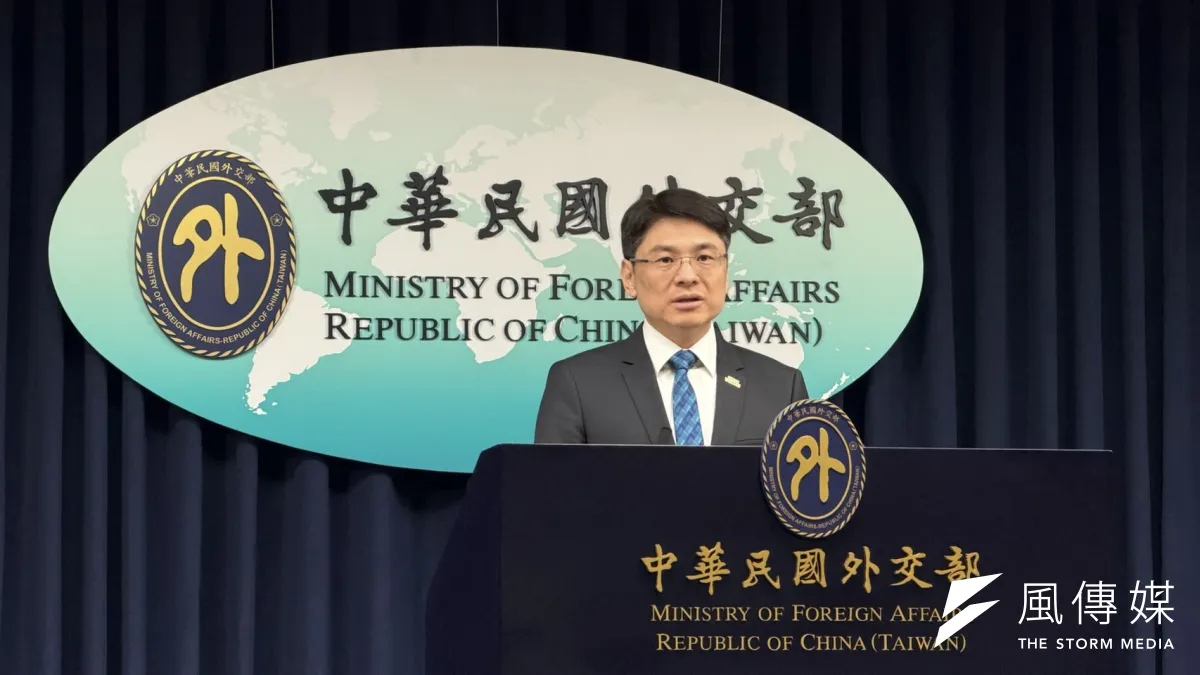 26日の定例記者会見で、ドイツ連邦議会議員の訪台に対する中国外交部の反発について見解を示す台湾外交部の蕭光偉報道官。(鍾秉哲撮影)
