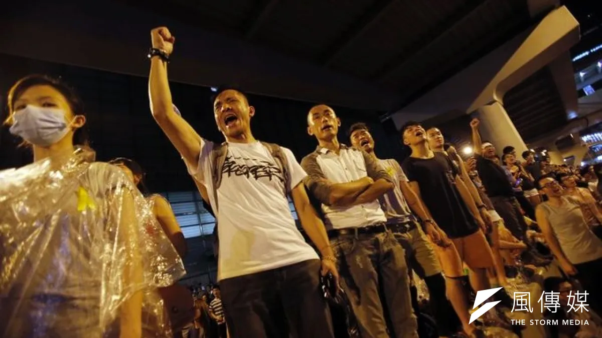 香港學生與民眾佔領政府總部的公民廣場,也促成佔中運動提前登場。(美聯社)