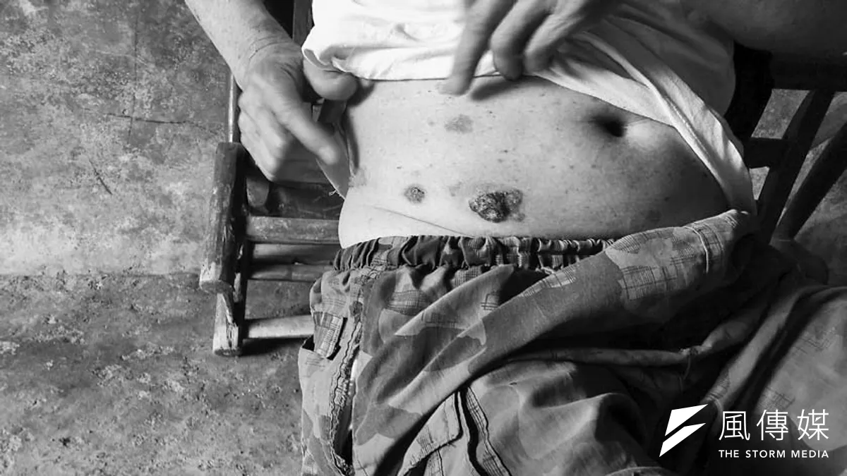 這種本地生長的小小雜草,靠著自己的單薄莖葉來撫平半世紀的重創,挽救形同彌留的氣息。這或許是最微不足道的力量,但卻可能是唯一的方式。(時報出版提供) 這種本地生長的小小雜草,靠著自己的單薄莖葉來撫平半世紀的重創,挽救形同彌留的氣息。這或許是最微不足道的力量,但卻可能是唯一的方式。(時報出版提供)