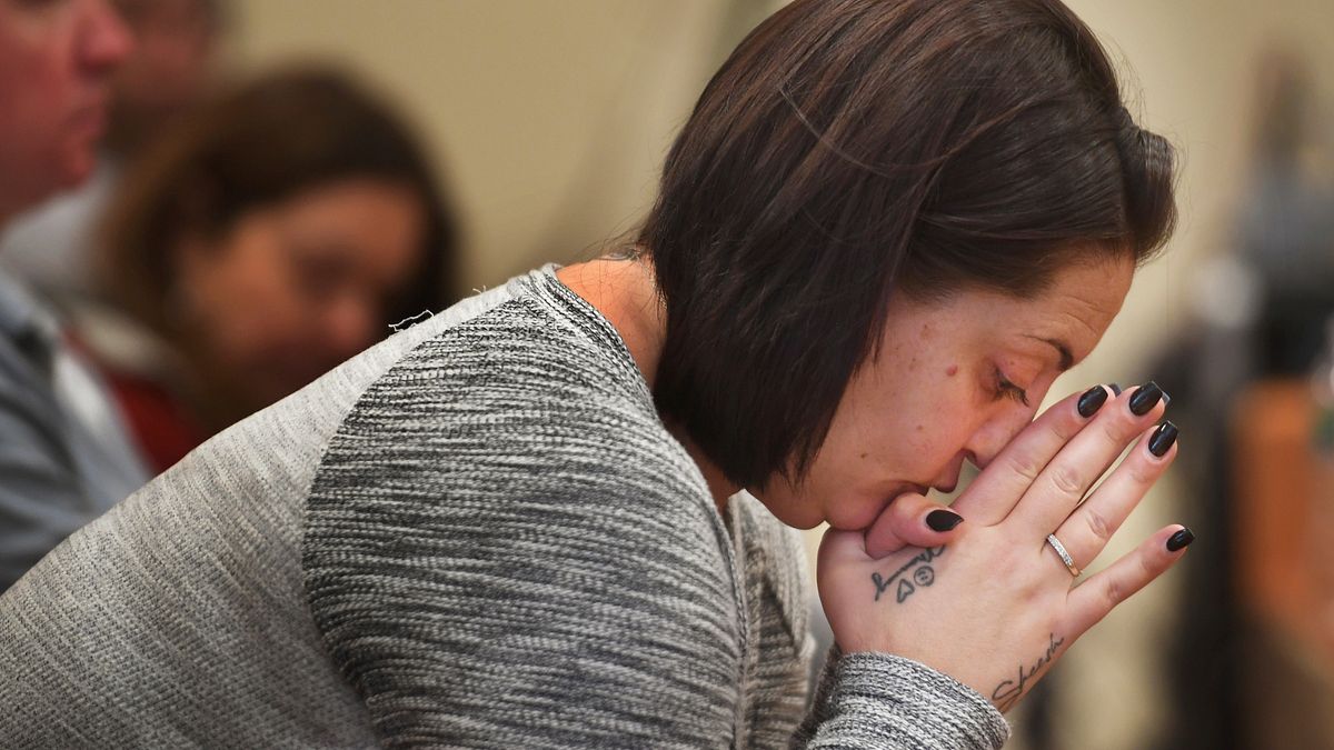 美國桑迪胡克小學槍擊案的罹難者家屬聽取證詞,長年散播陰謀論的主持人瓊斯(Alex Jones)判賠近10億美元。(AP) 美國桑迪胡克小學槍擊案的罹難者家屬聽取證詞,長年散播陰謀論的主持人瓊斯(Alex Jones)判賠近10億美元。(AP)