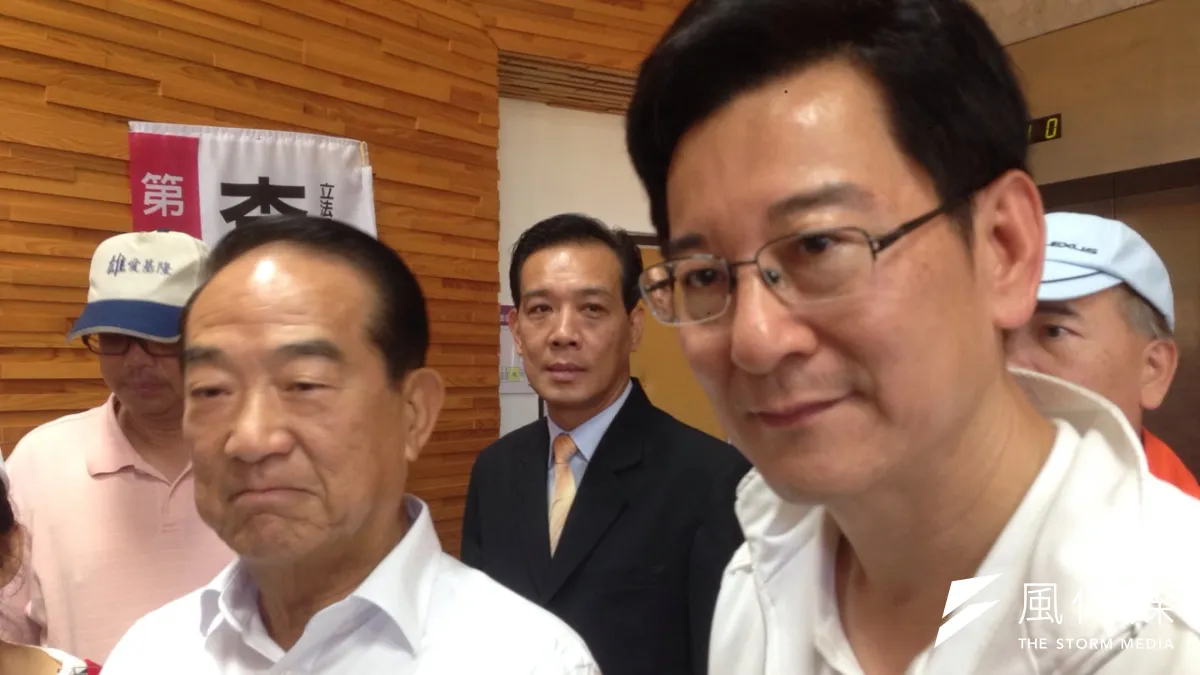 台北市第八選區無黨籍立委參選人李慶元22日下午舉辦後援會成立大會,親民黨總統參選人宋楚瑜出席。(王彥喬攝)