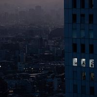 2025年6月27日、東京都政府の展望台から東京市街を俯瞰する。(AP通信) 2025年6月27日、東京都政府の展望台から東京市街を俯瞰する。(AP通信)