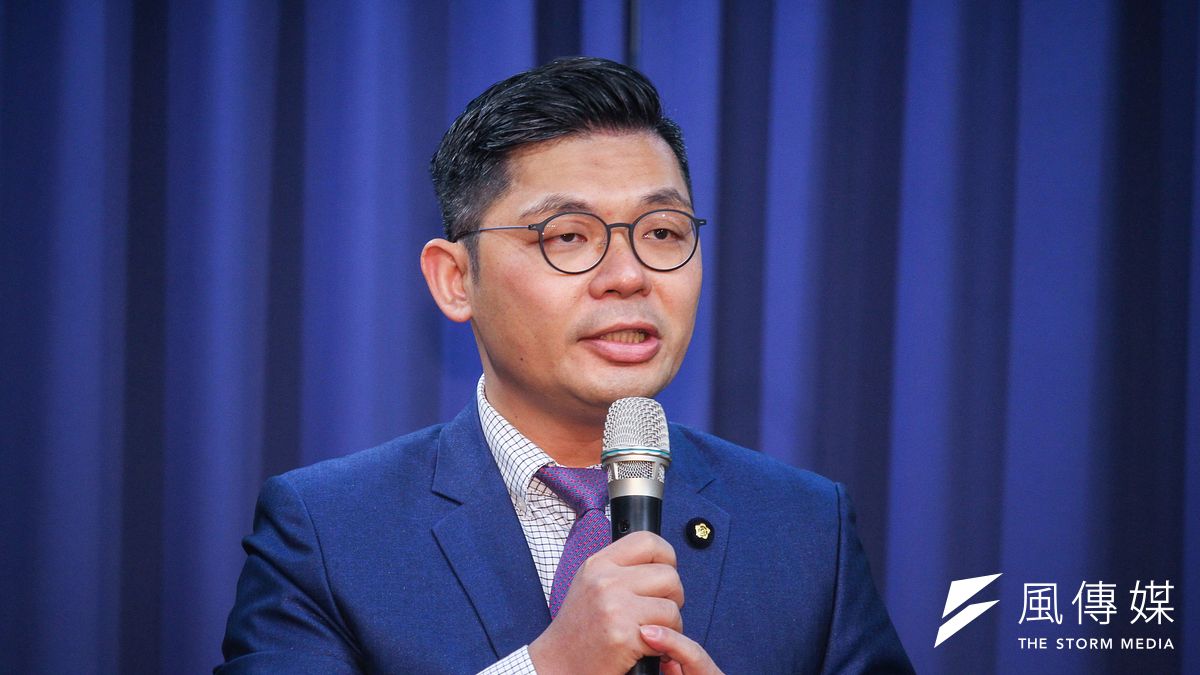 國民黨青壯派立委許毓仁(見圖)向黨主席吳敦義開第一槍,表示吳敦義應該立即宣布請辭黨主席,不用等中常會同意。(資料照,蔡親傑攝) 國民黨青壯派立委許毓仁(見圖)向黨主席吳敦義開第一槍,表示吳敦義應該立即宣布請辭黨主席,不用等中常會同意。(資料照,蔡親傑攝)