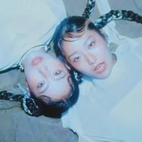 双子姉妹ユニットweak.butterflyが3rdシングル「blue love」をリリースし、立石従寛が手掛ける幻想的なMVの公開とともに大阪と東京でのライブ出演を発表した。(写真/The Orchard Japan提供) 双子姉妹ユニットweak.butterflyが3rdシングル「blue love」をリリースし、立石従寛が手掛ける幻想的なMVの公開とともに大阪と東京でのライブ出演を発表した。(写真/The Orchard Japan提供)