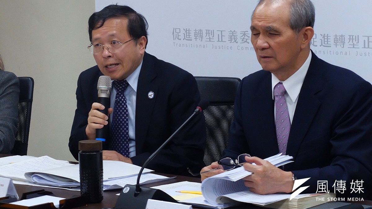 張天欽不理黃煌雄自居東廠,最後請辭。圖為促轉會主委黃煌雄及委員張天欽。(謝孟穎攝) 張天欽不理黃煌雄自居東廠,最後請辭。圖為促轉會主委黃煌雄及委員張天欽。(謝孟穎攝)