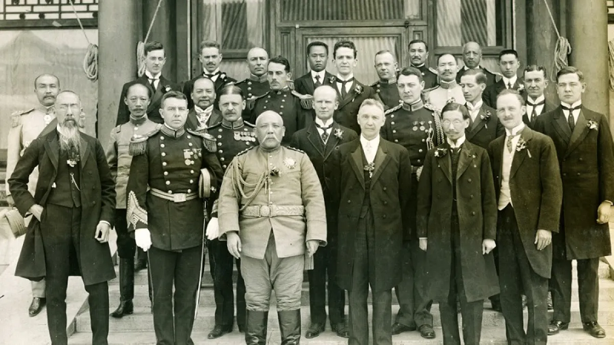 1913年10月10日袁世凱正式就任中華民國大總統之後,各國駐華使節覲見合影。(維基百科)