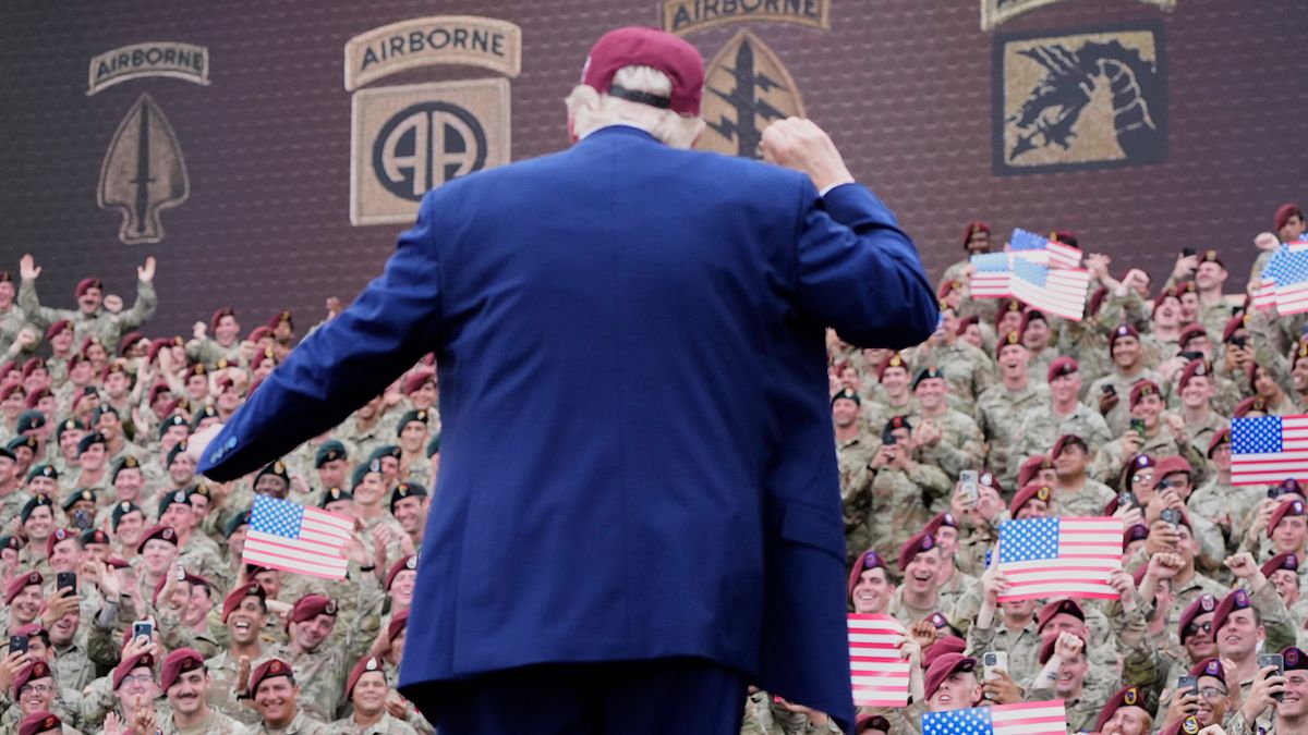 2025年6月10日,川普總統在北卡羅來納州布拉格堡發表演講並且跳舞。(美聯社) 2025年6月10日,川普總統在北卡羅來納州布拉格堡發表演講並且跳舞。(美聯社)