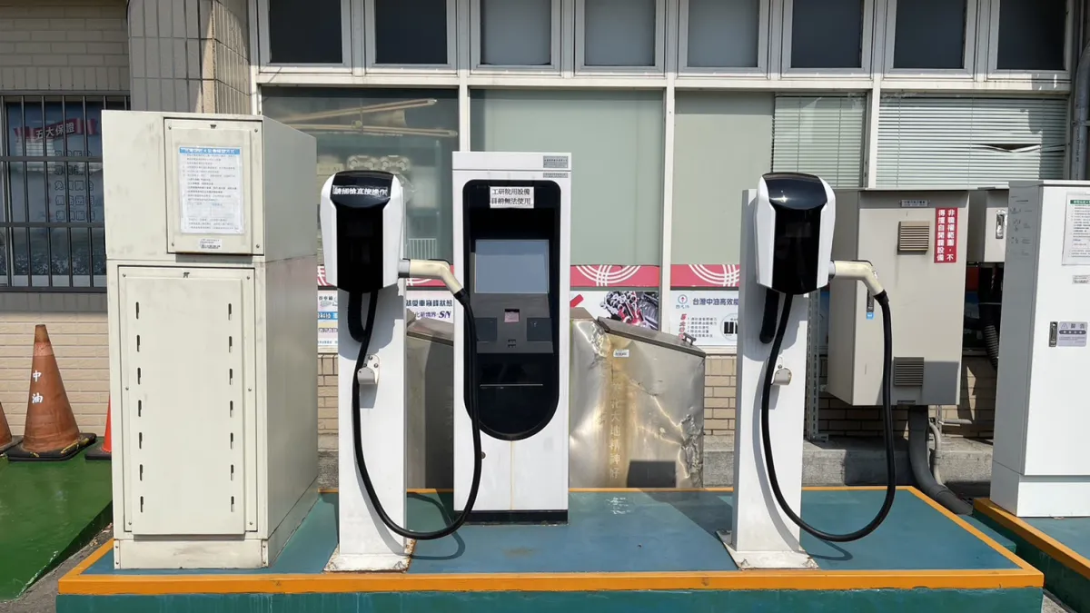 台灣中油在全台100座加油站設置電動機車快速充電設備。(圖/台灣中油提供)