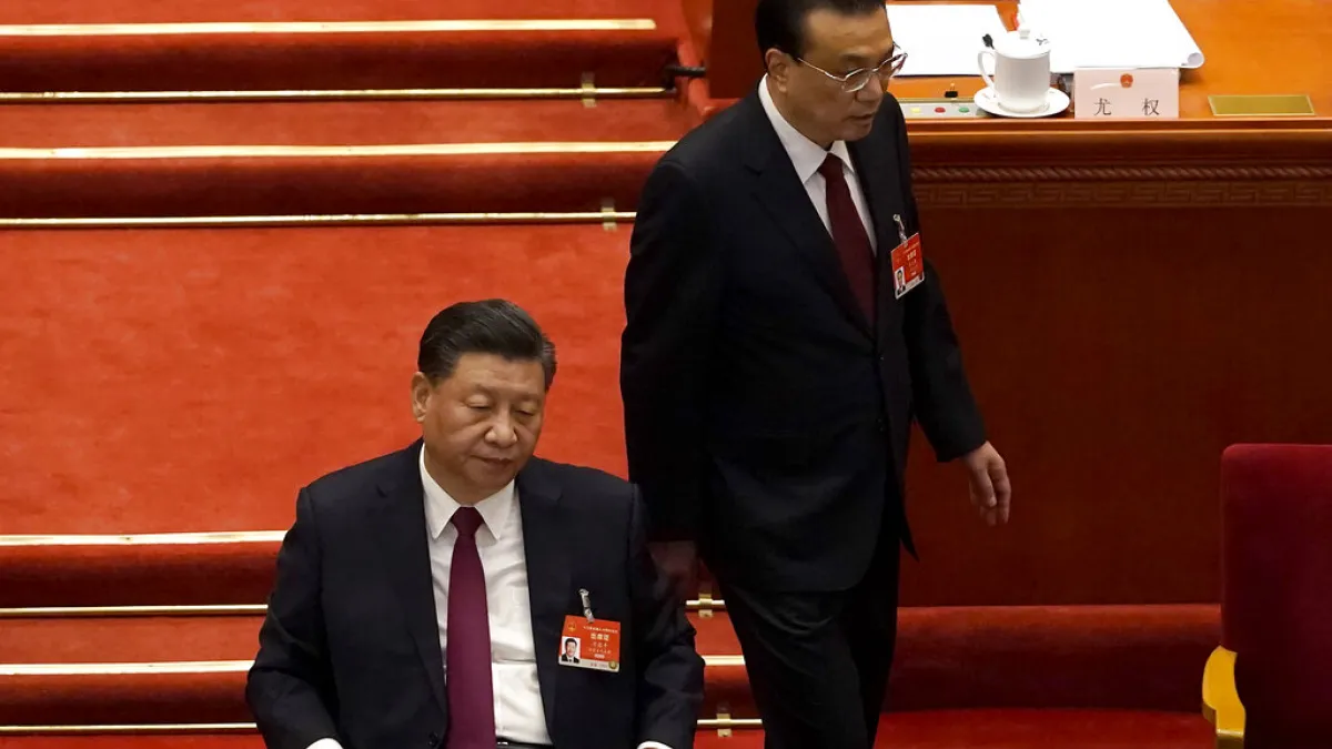 中國國務院總理李克強(右)在《政府工作報告》中指出,確保不發生「規模性脫貧」,此語雷同中國總書記習近平(左)飽受批評的「運動式脫貧」,旋即被中國官媒改成「規模性返貧」。(資料照,美聯社)