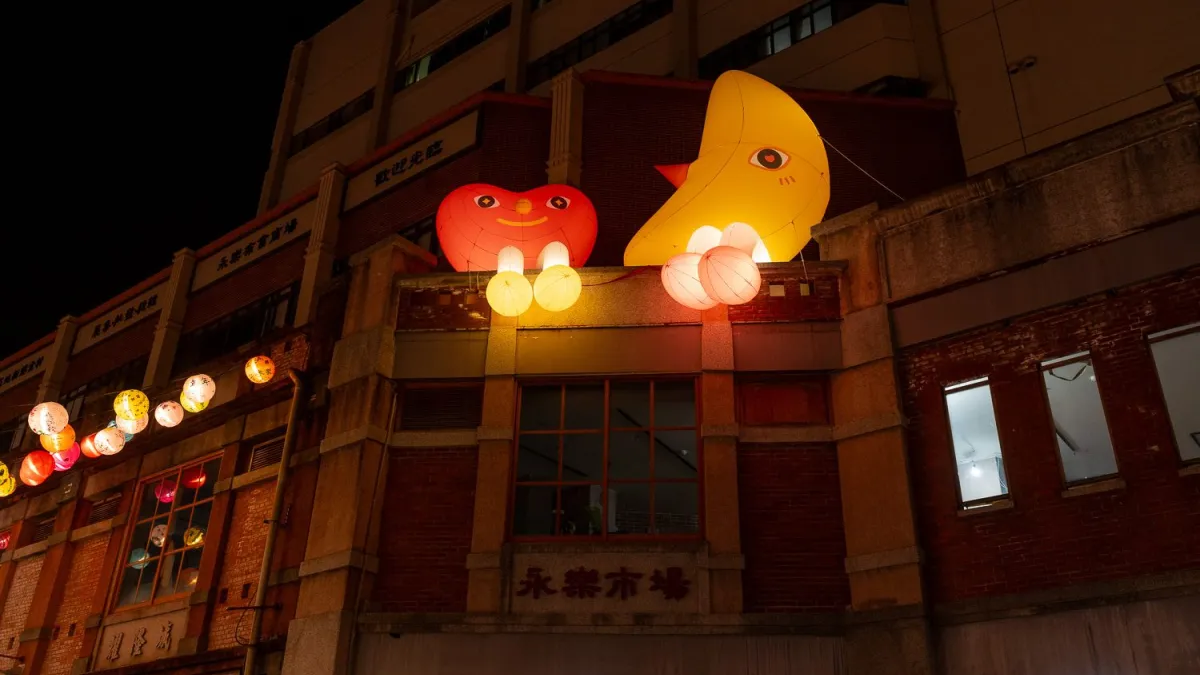 迪化街商圈超吸睛迪化巨偶妝點-月下談心。(圖/臺北市政府商業處提供)