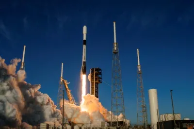 上個月,SpaceX公司的一枚獵鷹9號火箭從佛羅里達州卡納維拉爾角發射升空。(圖片來源:華爾街日報)