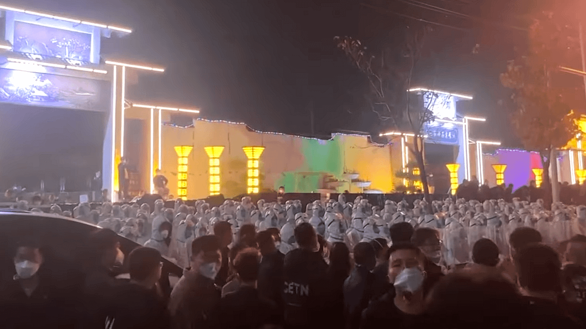 歷經員工大舉「逃疫」離廠後,富士康鄭州廠區11月下旬才宣稱召到10萬工人,不到一周卻又爆發嚴重衝突,又走了兩萬工人。(取自網路) 歷經員工大舉「逃疫」離廠後,富士康鄭州廠區11月下旬才宣稱召到10萬工人,不到一周卻又爆發嚴重衝突,又走了兩萬工人。(取自網路)