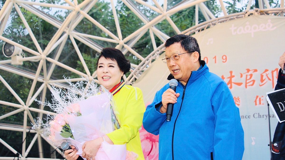 億光文化基金會每年捐贈200萬元幫助急需的社福團體。圖為聲樂家簡文秀及億光電子董事長葉寅夫。(圖/億光文化基金會提供) 億光文化基金會每年捐贈200萬元幫助急需的社福團體。圖為聲樂家簡文秀及億光電子董事長葉寅夫。(圖/億光文化基金會提供)