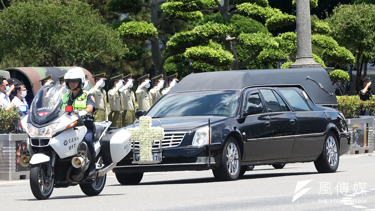 前總統李登輝辭世,14日上午舉行入殮火化禮拜。載著李登輝遺體的靈車車隊,上午通過列隊敬禮的憲兵前。(蘇仲泓攝) 前總統李登輝辭世,14日上午舉行入殮火化禮拜。載著李登輝遺體的靈車車隊,上午通過列隊敬禮的憲兵前。(蘇仲泓攝)