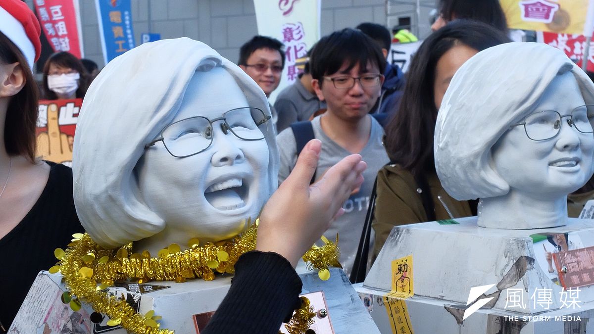 蔡政府以「過去之我」打臉「現在之我」。圖勞團抗議勞基法修法。(謝孟穎攝) 蔡政府以「過去之我」打臉「現在之我」。圖勞團抗議勞基法修法。(謝孟穎攝)