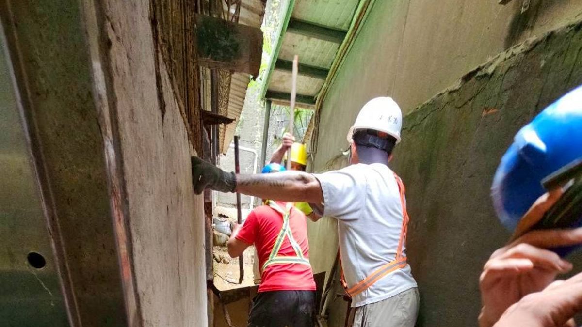 新店區公所加派工班協助清理錦秀路巷弄側溝。(圖/新北市工務局提供) 新店區公所加派工班協助清理錦秀路巷弄側溝。(圖/新北市工務局提供)