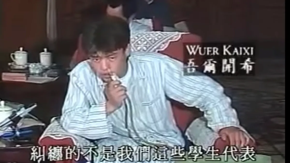 吾爾開希當年穿著睡衣、手拿氧氣瓶與李鵬對談而聲名大噪,不過六四事件之後也只能長年在美國與台灣的輾轉流亡。(截自youtube@ SaluteToHKPolice)