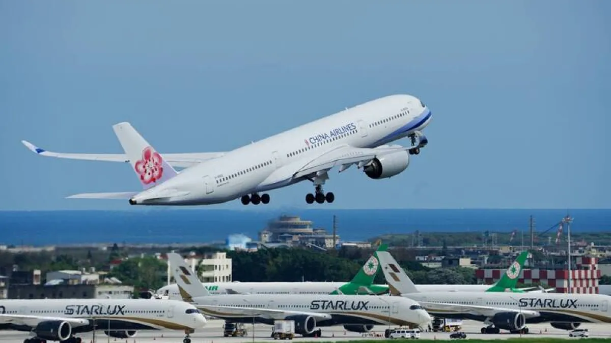 中華航空一架班機自桃園國際機場起飛。(中央社)