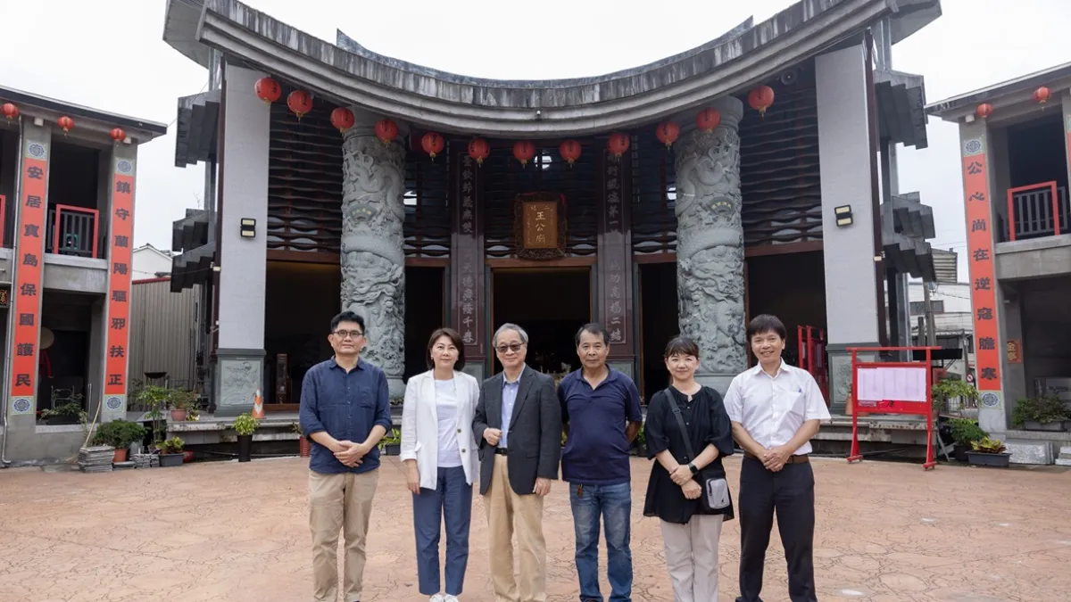 文化部長李遠(左三)在大二結文化基金會前董事長林奠鴻(右三)及宜蘭縣文化局長黃伴書(左二)陪同下,參訪宜蘭二結王公廟。(圖/文化部提供)