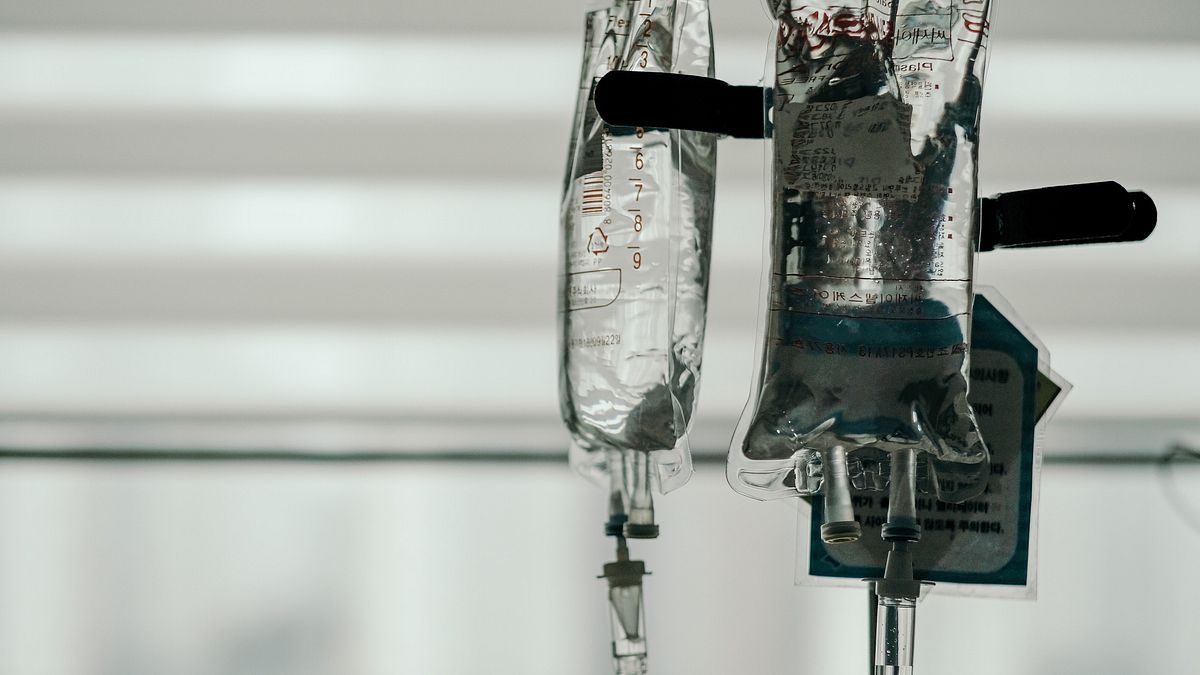 家人曾簽放棄急救同意書,你會願意放手讓他善終嗎?(圖/取自Unsplash) 家人曾簽放棄急救同意書,你會願意放手讓他善終嗎?(圖/取自Unsplash)