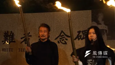 民進黨前主席、前紅衫軍總指揮施明德(左)與女兒施蜜娜出席泰源革命五烈士殉道45年紀念會,過程中一度和女兒施蜜娜落淚哽咽。(蘇仲泓攝)