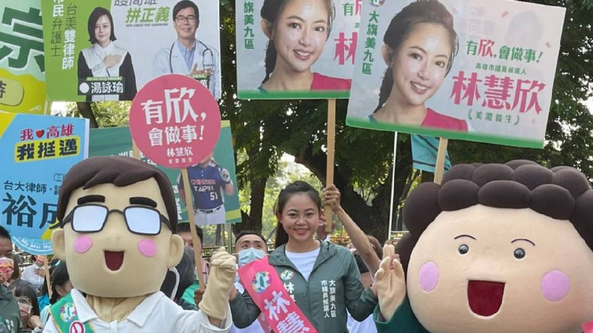 林慧欣抽出3號與前市長陳菊、陳其邁市長人偶合影,並喊出「選年輕,我OK」用自身青春活力為大旗美注入新能量。(圖/林慧欣競總提供) 林慧欣抽出3號與前市長陳菊、陳其邁市長人偶合影,並喊出「選年輕,我OK」用自身青春活力為大旗美注入新能量。(圖/林慧欣競總提供)