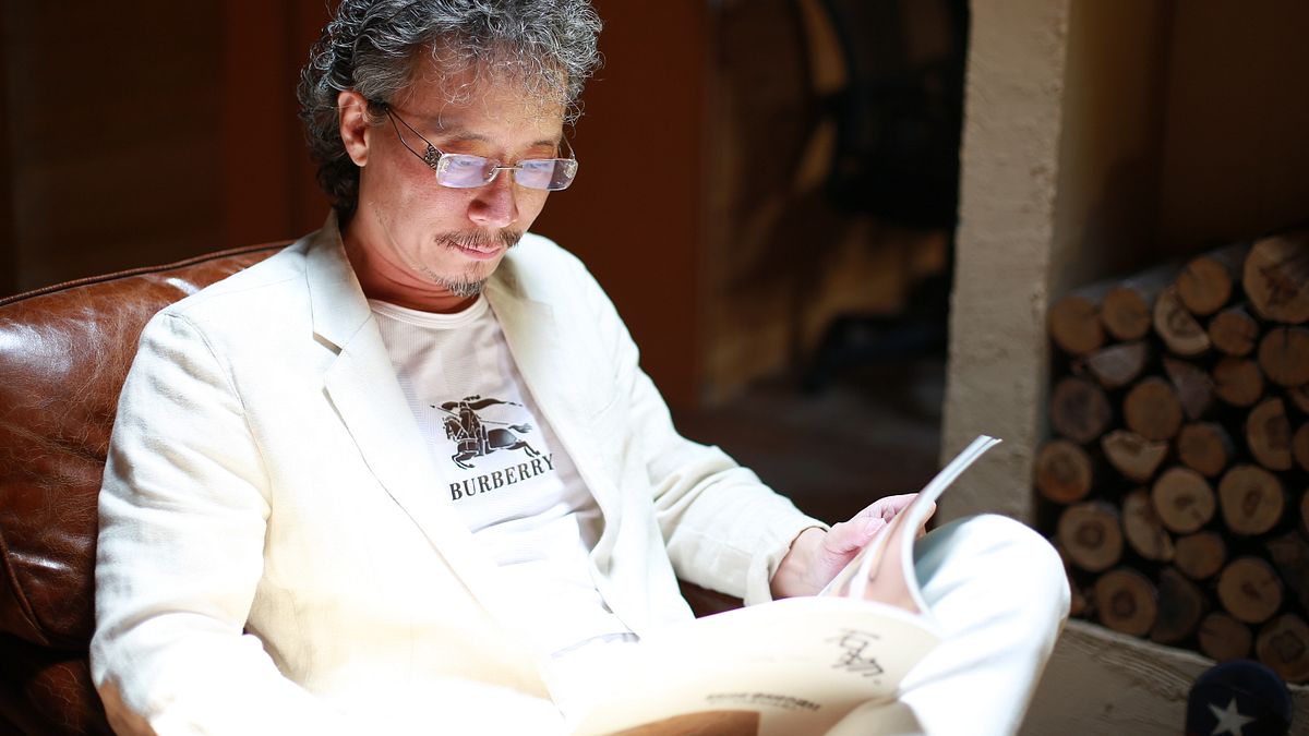 雖然看似不受拘束,但挖掘表象背後,劉傳對工作的態度幾可用偏執和瘋狂來形容。(圖/唐馳提供) 雖然看似不受拘束,但挖掘表象背後,劉傳對工作的態度幾可用偏執和瘋狂來形容。(圖/唐馳提供)