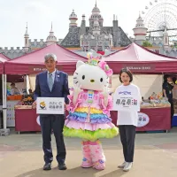 サンリオのハーモニーランドで大分県内全18市町村の特産品や温泉の足湯が集う「大分たからもんマルシェ」が開幕し、ハローキティらが地域の魅力を発信した。(写真/株式会社サンリオエンターテイメント提供) サンリオのハーモニーランドで大分県内全18市町村の特産品や温泉の足湯が集う「大分たからもんマルシェ」が開幕し、ハローキティらが地域の魅力を発信した。(写真/株式会社サンリオエンターテイメント提供)