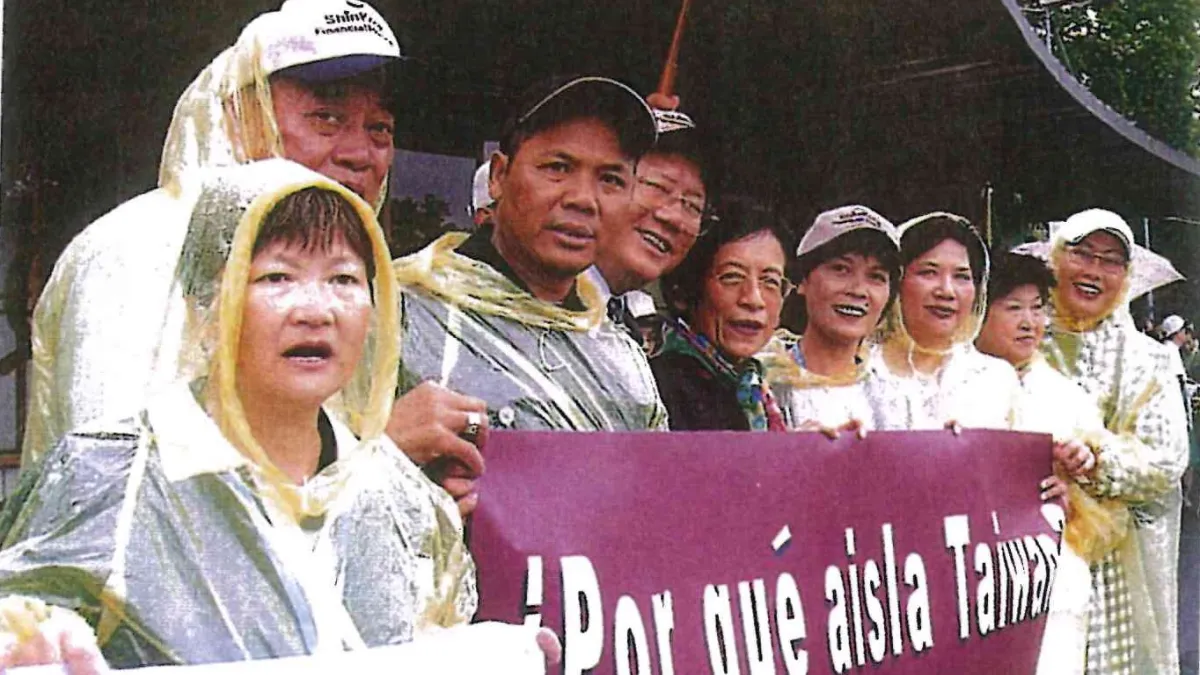 國民黨立委溫玉霞(右三)曾率領台商代表團赴日內瓦,為台灣加入WHO發聲。(溫玉霞提供)